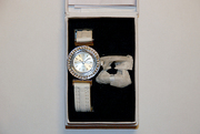 Женские часы с тремя насадками на кольцо циферблата
